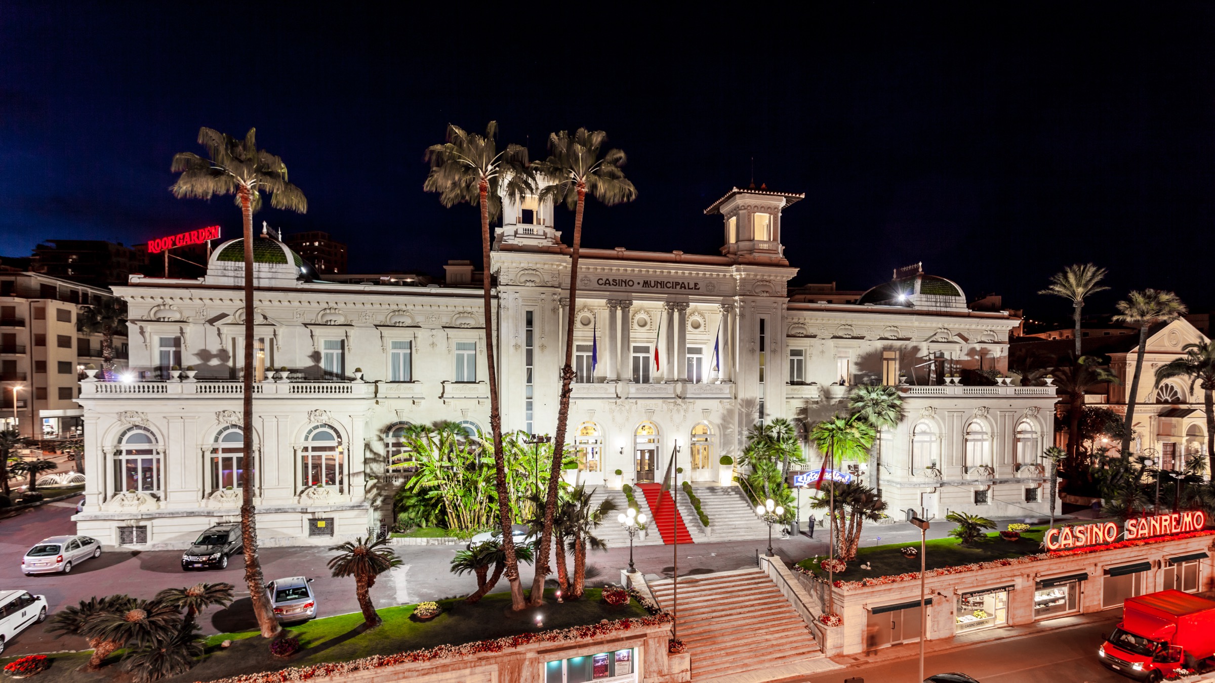 Facciata illuminata del Casino di Sanremo di notte.