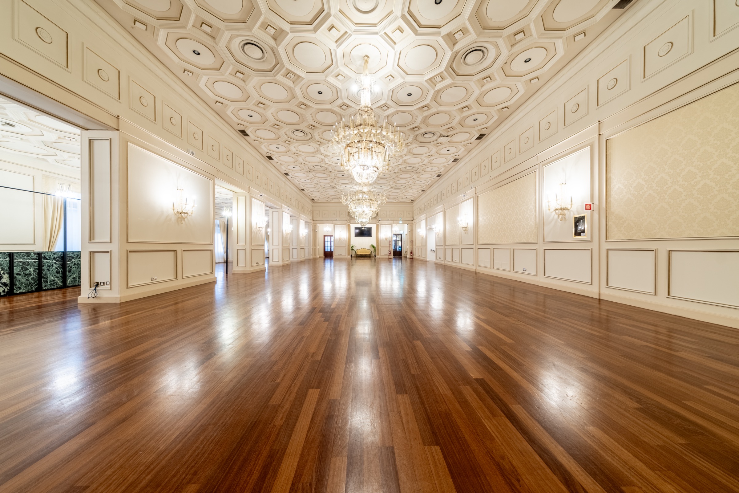 Sala del Casino di Sanremo allestita per un ricevimento.